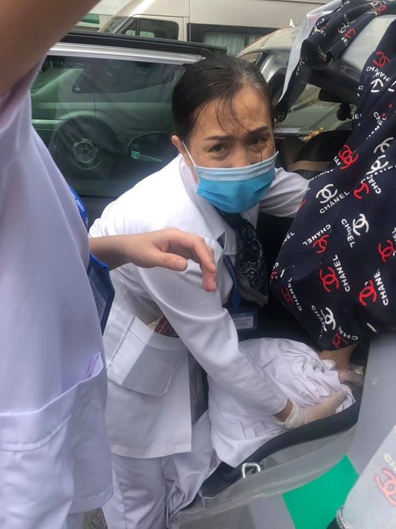 Đi đẻ bị tắc đường, sản phụ được nhân viên CDC hỗ trợ "vượt cạn" thành công ảnh 1