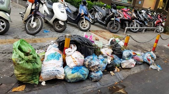 Hà Nội "ngộp thở" vì ùn ứ rác thải ảnh 4