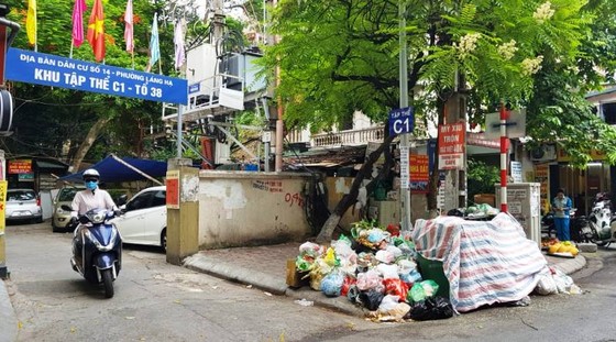 Hà Nội "ngộp thở" vì ùn ứ rác thải ảnh 1