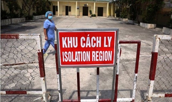 Nam nhân viên Sân bay Tân Sơn Nhất cùng 4 người khác mắc Covid-19 ảnh 1