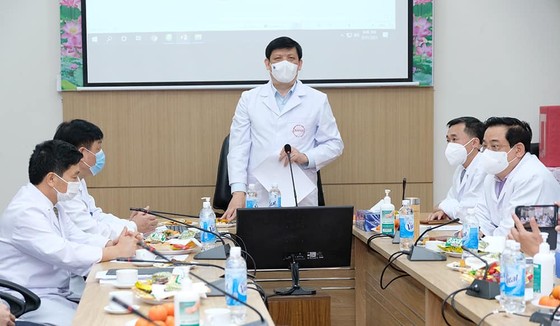 Giao thừa đặc biệt của Bộ trưởng Nguyễn Thanh Long và các y, bác sĩ điều trị bệnh nhân Covid-19 ảnh 1 Giao thừa đặc biệt của Bộ trưởng Nguyễn Thanh Long và các y, bác sĩ điều trị bệnh nhân Covid-19 ảnh 1