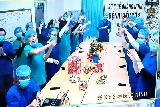 Giao thừa đặc biệt của Bộ trưởng Nguyễn Thanh Long và các y, bác sĩ điều trị bệnh nhân Covid-19 ảnh 4 Giao thừa đặc biệt của Bộ trưởng Nguyễn Thanh Long và các y, bác sĩ điều trị bệnh nhân Covid-19 ảnh 4