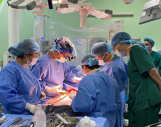 Lần đầu ghép gan cứu sống bệnh nhi 18 tháng tuổi bị ung thư giai đoạn cuối ảnh 1
