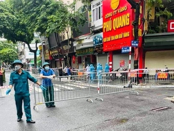 Người đàn ông tử vong trong đêm mắc Covid-19, Hà Nội phong tỏa nhiều nhà dân ảnh 1