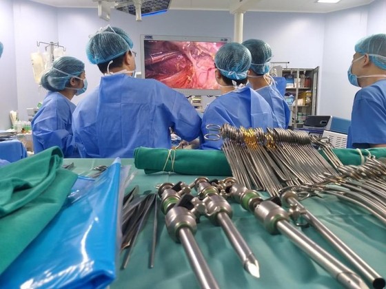 Nội soi lấy mảnh gan từ người hiến sống để ghép gan cho người bệnh hiểm nghèo ảnh 1