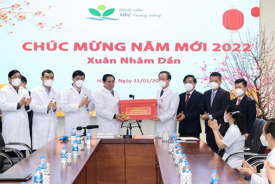 Thủ tướng biểu dương những thầy thuốc hy sinh tình cảm riêng, mang Tết đến, Xuân về mọi nhà ảnh 5