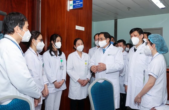 Thủ tướng biểu dương những thầy thuốc hy sinh tình cảm riêng, mang Tết đến, Xuân về mọi nhà ảnh 6