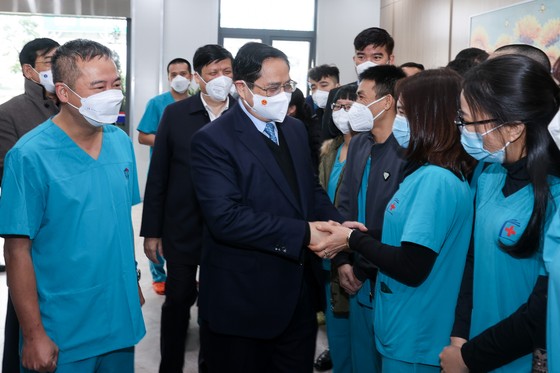 Thủ tướng biểu dương những thầy thuốc hy sinh tình cảm riêng, mang Tết đến, Xuân về mọi nhà ảnh 2
