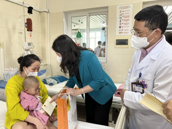 Phó Chủ tịch nước thăm hỏi, tặng quà cho bệnh nhi ung thư ảnh 1