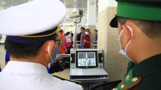 Đo thân nhiệt người người nhập cảnh, giám sát chặt chẽ bệnh đậu mùa khỉ ảnh 1