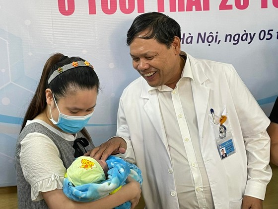 Lần đầu tiên, Việt Nam nuôi dưỡng thành công cặp song sinh rất non, chỉ nặng 500g ảnh 2