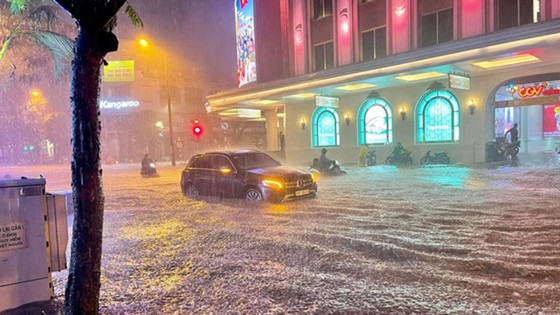 Nhiều tuyến phố tại Hà Nội bị ngập sâu sau cơn mưa chiều 11-5