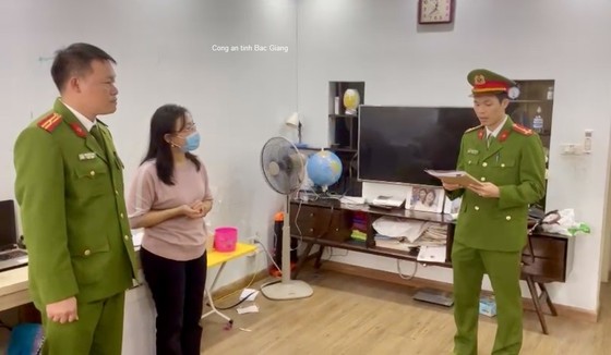 Khởi tố nữ tổng giám đốc tội làm và buôn bán tem giả ảnh 1