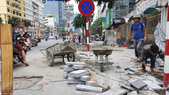 Giám đốc Sở Xây dựng Hà Nội: Đá lát vỉa hè tự vỡ là do mưa xuống! ảnh 1