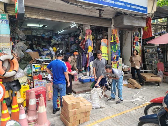 Sau vụ cháy ở phố Khương Hạ, nhiều người dân đã đổ xô tìm mua các loại thiết bị PCCC và CNCH. Ảnh: QUỐC KHÁNH ảnh 3