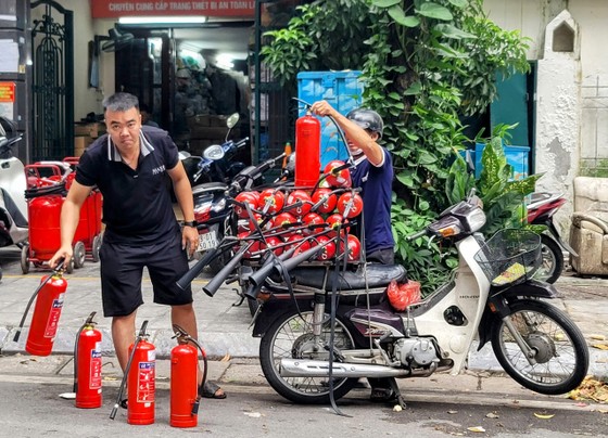 Các loại bình cứu hỏa được nhiều người tìm mua sau vụ cháy chung cư mini ở phố Khương Hạ. Ảnh: QUỐC KHÁNH ảnh 2