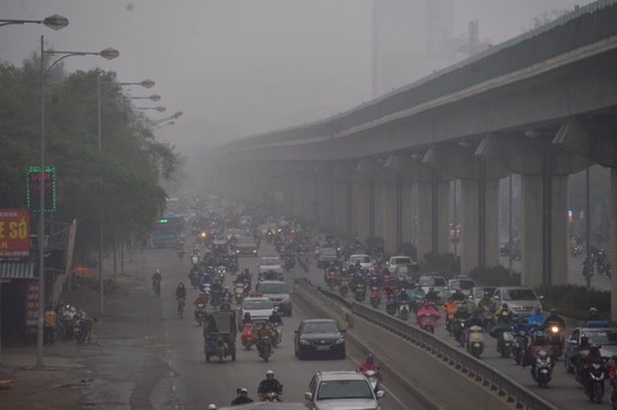 Thời tiết thay đổi và gia tăng các hoạt động giao thông khiến không khí tại Hà Nội bị ô nhiễm nghiêm trọng