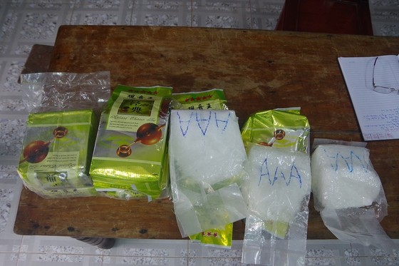 Người đi nhặt ve chai lượm được 7,8kg nghi ma túy đá trôi dạt trên biển ảnh 1