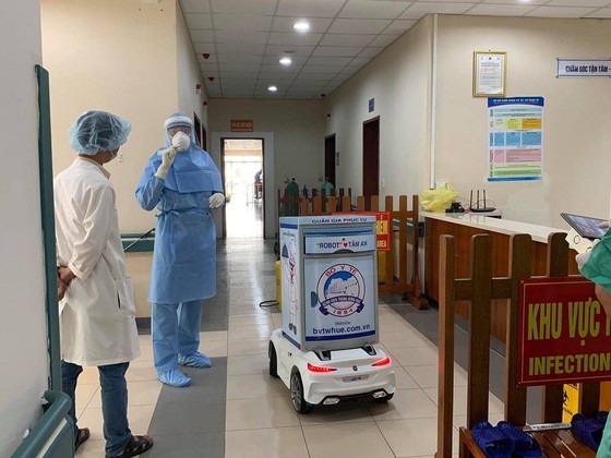 Đưa thức ăn cho người mắc Covid-19 bằng robot ảnh 2