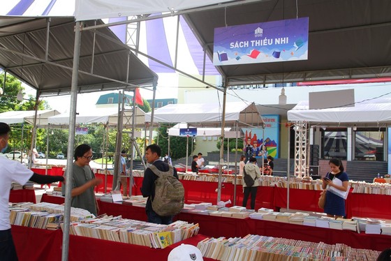 Dừng hoạt động Hội chợ sách “Viet Nam book fair tour 2020” vì bán sách ngoài danh mục ảnh 1 Dừng hoạt động Hội chợ sách “Viet Nam book fair tour 2020” vì bán sách ngoài danh mục ảnh 1