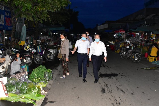Chủ tịch UBND tỉnh Thừa Thiên – Huế đi chợ dặn tiểu thương tích cực phòng chống Covid-19 ảnh 1