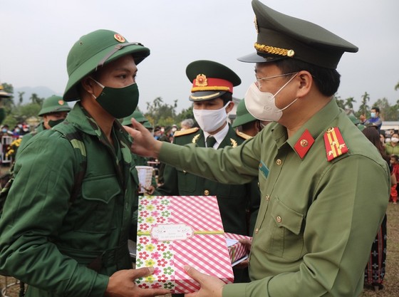 Hàng chục ngàn thanh niên miền Trung lên đường nhập ngũ ảnh 13