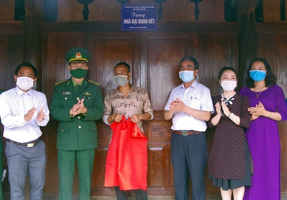 Khánh thành trường học, nhà đại đoàn kết và trao quà tại A Lưới ảnh 1 Khánh thành trường học, nhà đại đoàn kết và trao quà tại A Lưới ảnh 1