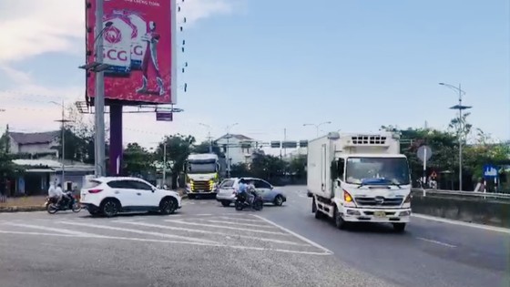 Né trạm BOT tăng giá “sốc”, ô tô ùn ùn vượt đèo Hải Vân ảnh 1
