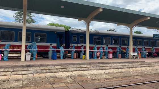 Hành khách xuống tàu tại ga Huế được lực lượng chức năng tỉnh Thừa Thiên - Huế đón và đưa đi cách ly theo quy định phòng chống dịch Covid-19. ​