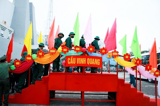 Miền Trung: Hàng ngàn thanh niên lên đường nhập ngũ ảnh 3