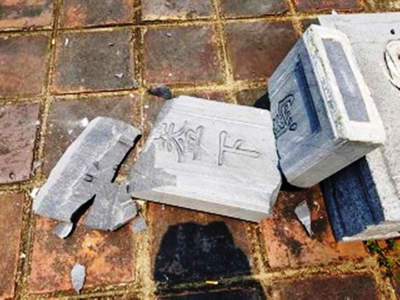 Bia đá “Khuynh cái hạ mã” trước Phu Văn Lâu bất ngờ bị gãy đổ ảnh 1