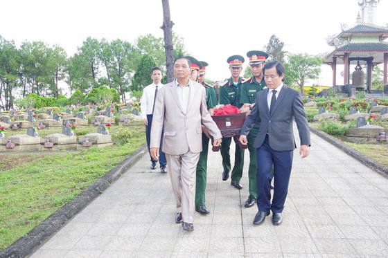 Thiêng liêng lễ truy điệu và an táng 16 hài cốt liệt sĩ hy sinh tại Lào ảnh 2