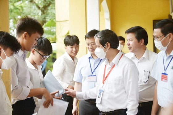 Bộ trưởng Bộ GD-ĐT Nguyễn Kim Sơn động viên sĩ tử tham gia kỳ thi tốt nghiệp THPT 2022 tại điểm thi Trường THPT Đặng Huy Trứ ​