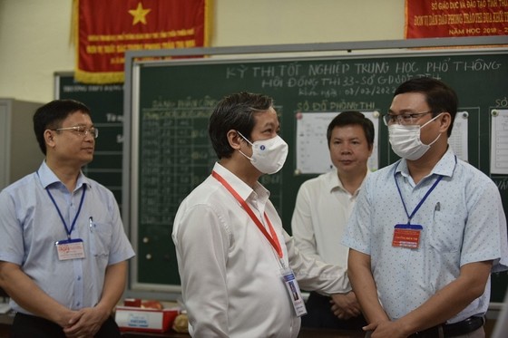 Bộ trưởng Bộ GD-ĐT động viên sĩ tử Thừa Thiên - Huế trước giờ thi Ngữ văn ảnh 1 Bộ trưởng Bộ GD-ĐT động viên sĩ tử Thừa Thiên - Huế trước giờ thi Ngữ văn ảnh 1