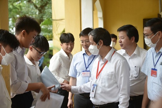 Bộ trưởng Bộ GD-ĐT động viên sĩ tử Thừa Thiên - Huế trước giờ thi Ngữ văn ảnh 2 Bộ trưởng Bộ GD-ĐT động viên sĩ tử Thừa Thiên - Huế trước giờ thi Ngữ văn ảnh 2