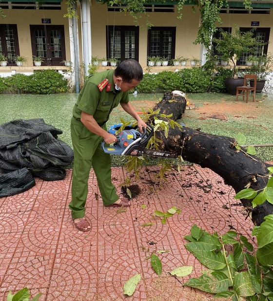 Thừa Thiên - Huế: Bộ đội, công an giúp dân phòng tránh bão số 4 ảnh 16