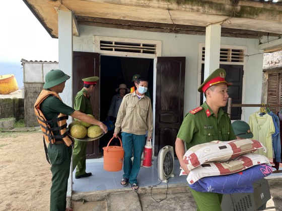 Thừa Thiên - Huế: Bộ đội, công an giúp dân phòng tránh bão số 4 ảnh 13