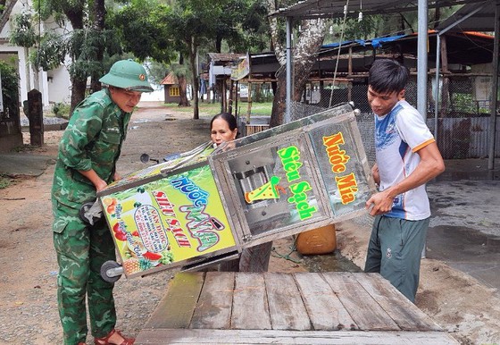 Thừa Thiên - Huế: Bộ đội, công an giúp dân phòng tránh bão số 4 ảnh 12
