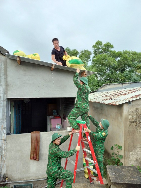 Thừa Thiên - Huế: Bộ đội, công an giúp dân phòng tránh bão số 4 ảnh 11
