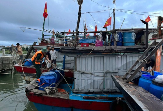 Thừa Thiên - Huế: Bộ đội, công an giúp dân phòng tránh bão số 4 ảnh 6
