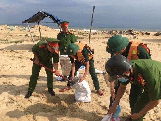 Thừa Thiên - Huế: Bộ đội, công an giúp dân phòng tránh bão số 4 ảnh 10