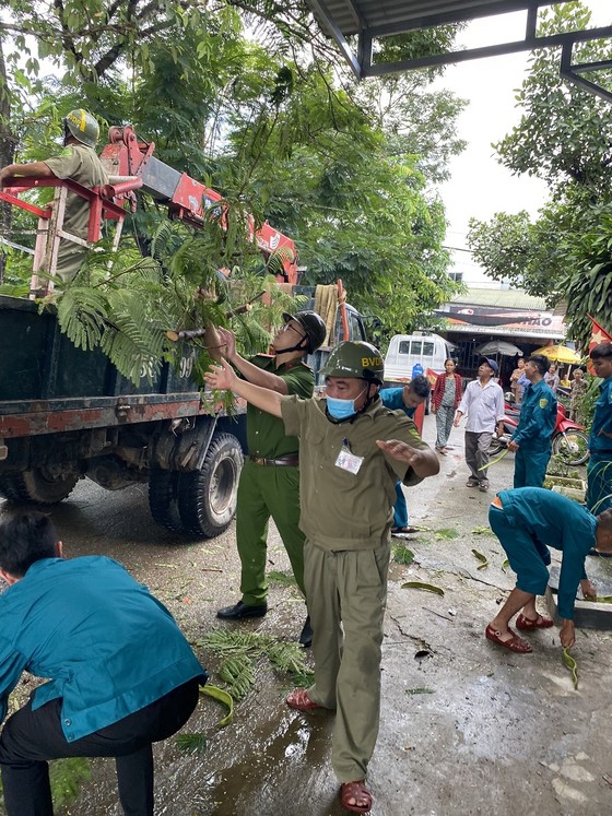 Thừa Thiên - Huế: Bộ đội, công an giúp dân phòng tránh bão số 4 ảnh 15