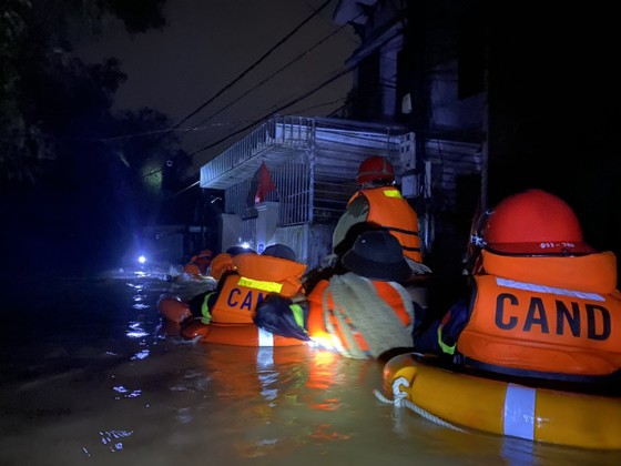 Lũ lên cao, mưa lớn gây ngập úng hơn 11.000 nhà dân tại Thừa Thiên – Huế ảnh 4