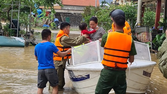Thủy điện xả lũ, người dân phải di dời khẩn cấp ảnh 2 Thủy điện xả lũ, người dân phải di dời khẩn cấp ảnh 2