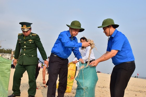 Phó Bí thư Thường trực Tỉnh ủy Thừa Thiên Huế Phan Ngọc Thọ chung tay làm sạch bãi biển ​