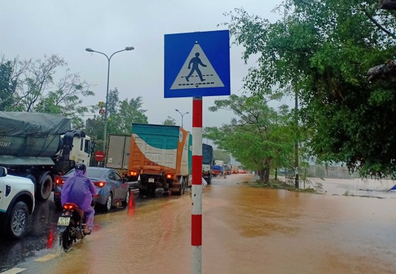 Mưa như trút nước khiến Quốc lộ 1A đoạn qua Thừa Thiên - Huế ách tắc vì ngập ảnh 3
