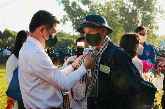 Hàng ngàn thanh niên Đông Nam bộ hăng hái lên đường nhập ngũ ảnh 1