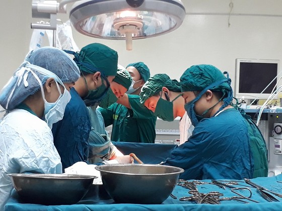 Các bác sĩ Bệnh viện Đa khoa tỉnh Hà Tĩnh tiến hành ca mổ lấy thai nhi thành công