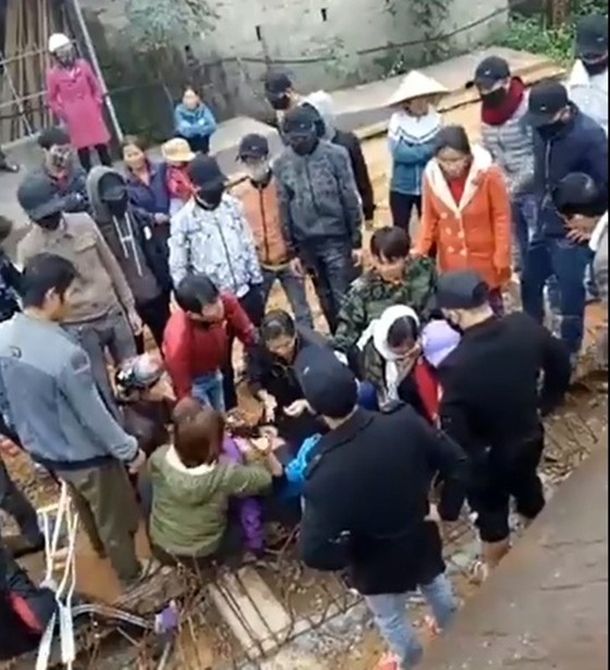 Hàng chục thanh niên bịt khẩu trang giằng co với người dân ngăn cản thi công cầu ảnh 2