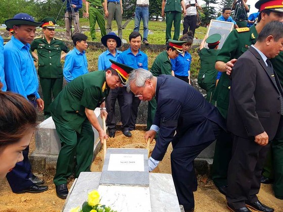 Truy điệu và an táng 12 hài cốt chuyên gia, quân tình nguyện hy sinh tại Lào ảnh 1